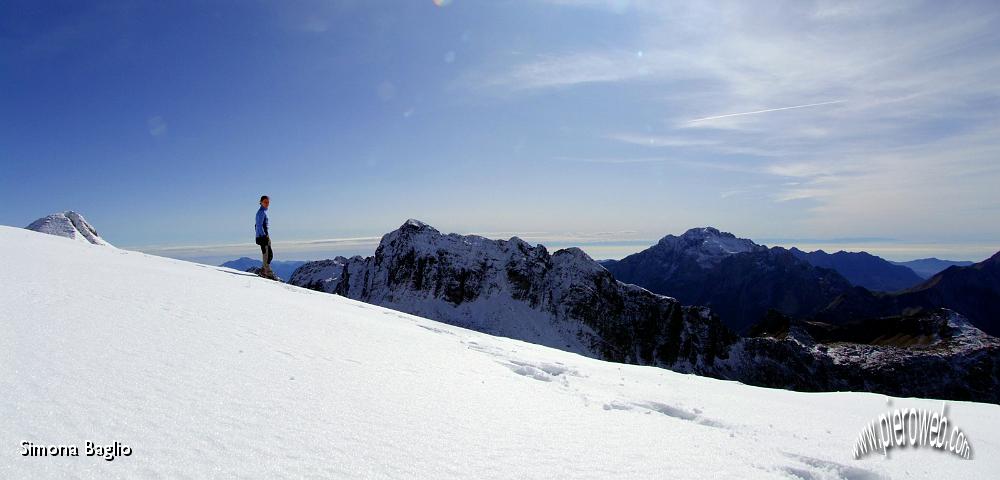 14 Il Farno, il Monte Corte, l'Arera e molto lontano gli Appennini.jpg - Panorama